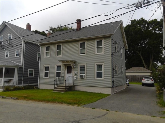 Building Photo - 32 Yates St