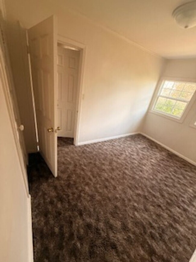 Foto del edificio - 2423-2425 Negley Ct