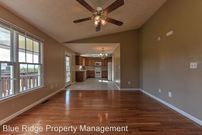 Building Photo - 3 br, 2.5 bath House - 210 Navajo Trail