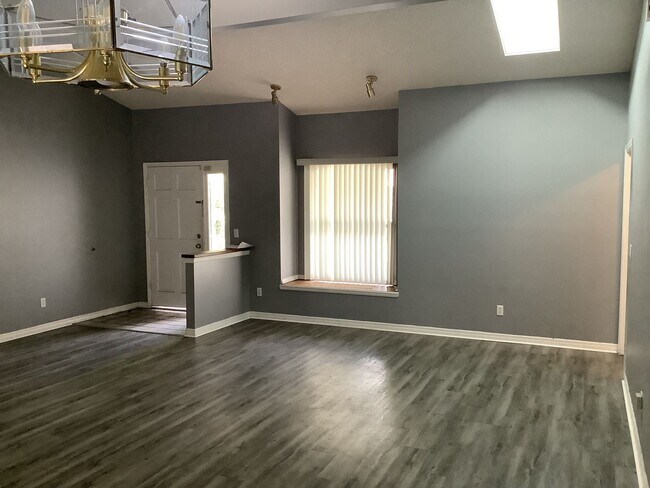 Building Photo - Three Bedroom Two Bath Home in N Lakeland