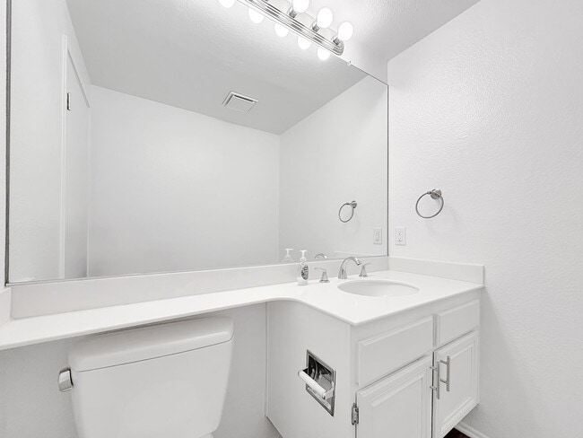 Building Photo - Incredible 2BD/2.5BA w/Ocean Views and Acr...