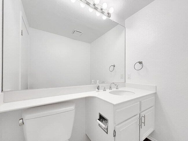 Foto del edificio - Incredible 2BD/2.5BA w/Ocean Views and Acr...