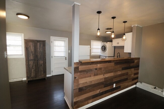 Building Photo - Awesome 4 bedroom home located just a short walk from Campus and Bill Snyder Family Stadium!