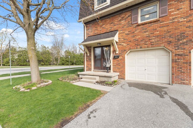 Building Photo - Gorgeous 3 Bedroom Townhome in Pondmills