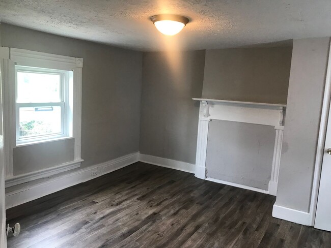 Building Photo - 1 Bedroom Duplex Unit