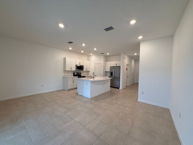 Building Photo - Palmero Community ~ 3 bed/ 2.5 bath Townhouse