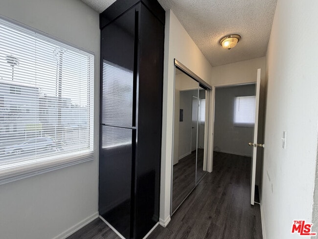 Building Photo - 1137 W 36th Pl