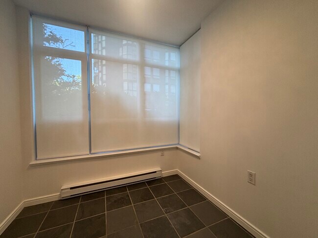 Building Photo - 1068 Hornby St