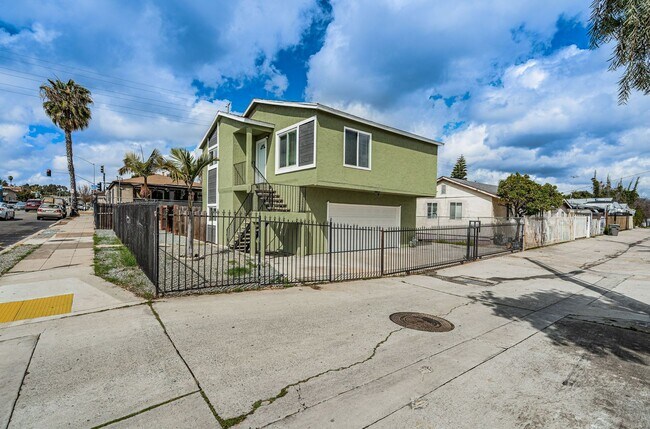 Foto del edificio - FENCED 2-BEDROOM / 1-BATH HOME W/ 2 CAR GA...
