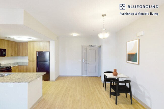 Foto del edificio - 205 N San Dimas Canyon Rd