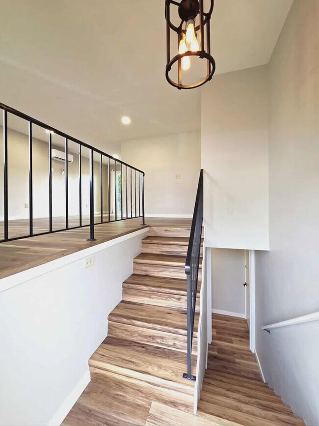 Foto del edificio - **Gorgeous Renovated 3 Bed 2.5 Bath Duplex...