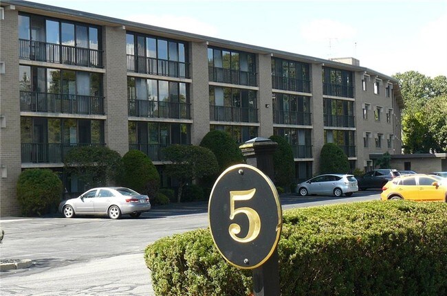 Building Photo - 650 E Greenwich Ave