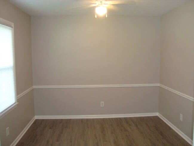 Building Photo - Like New Single Level Brick 3 Bedroom 2 Ba...