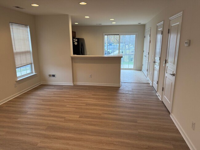 Foto del edificio - Coldwater Crossing 2 Bedroom 1.5 Bath end unit townhome for rent $1850/month