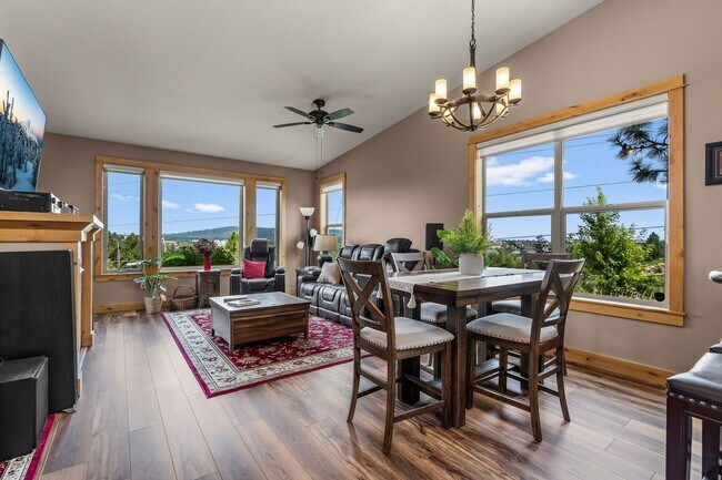 Foto del edificio - 3 Bed 2.5 bath plus Office/den-Townhome-Ri...