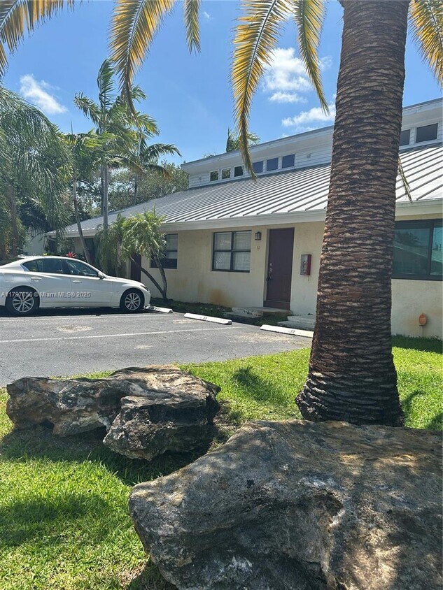 Primary Photo - 1455 Holly Heights Dr