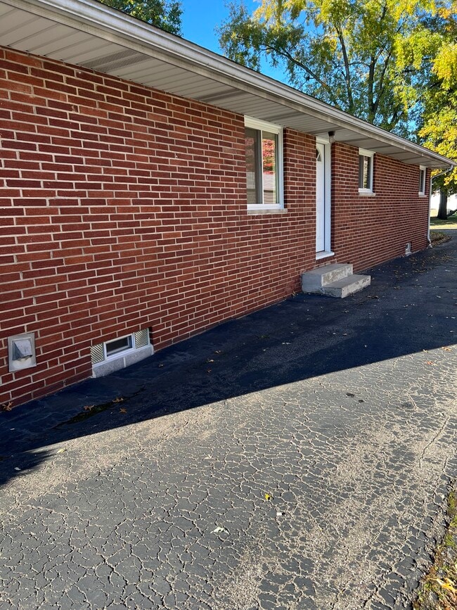 Building Photo - 22 Ansel Ave