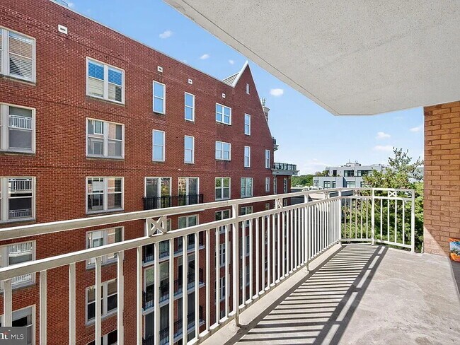 Foto del edificio - 7500 Woodmont Ave