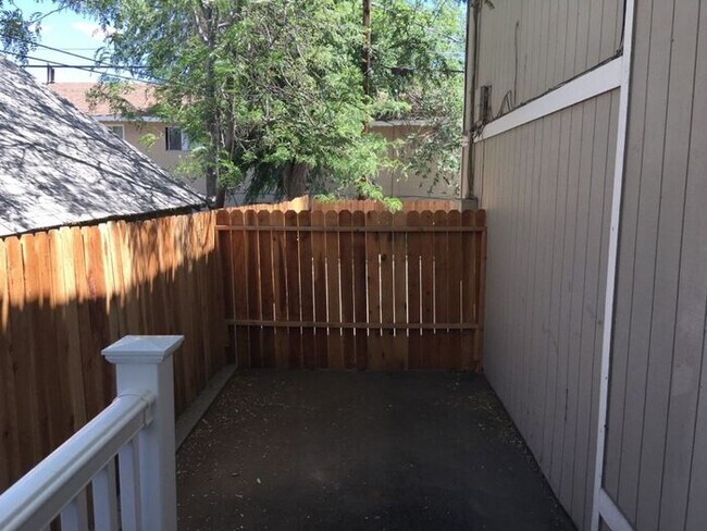 Building Photo - 2 Bedroom Townhouse - Garage/Washer-Dryer ...