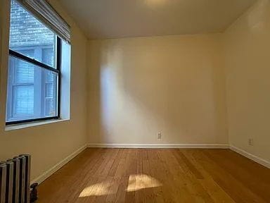 Building Photo - Beautiful One bedroom Only two blocks away from the #7 train Station