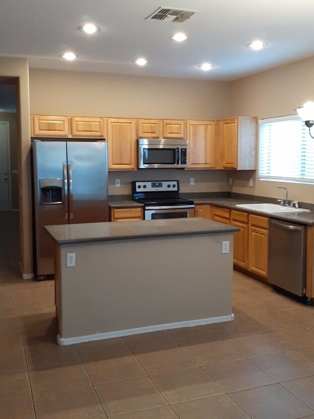 Nice 3 bed 2 bth and den home - Nice 3 bed 2 bth and den home