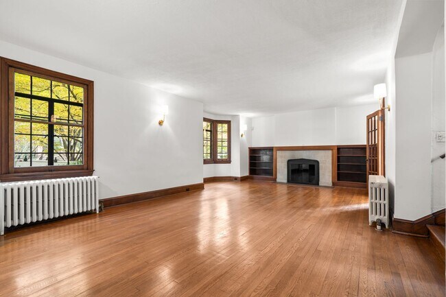 Foto del edificio - 3 Bed 2.5 Bath - Chevy Chase Colonial - Mo...