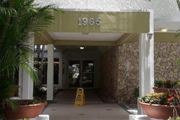 Hermosa entrada principal - 1965 NE 135th St