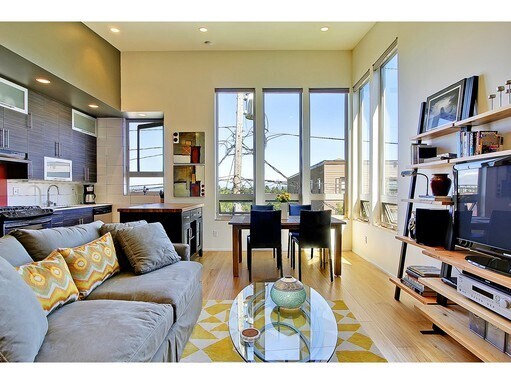 Foto del edificio - Modern 2 Bed + Den Madison Valley Townhouse!