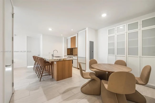 Foto del edificio - 2831 S Bayshore Dr