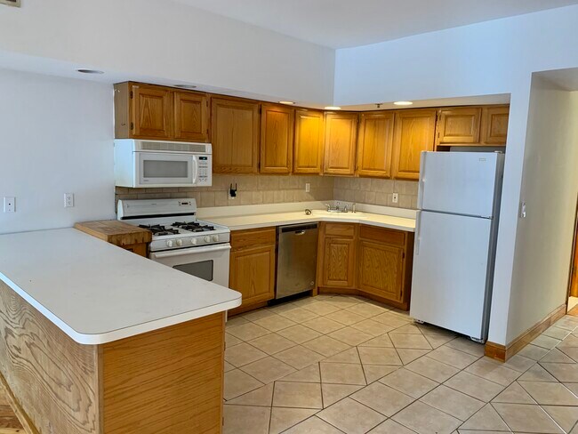 Building Photo - 523 Monroe St