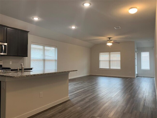 Building Photo - 5015 Flanagan Dr