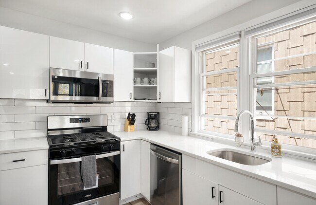 Building Photo - 36 E 47th St