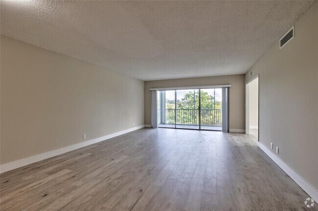 Building Photo - 2800 N Palm Aire Dr