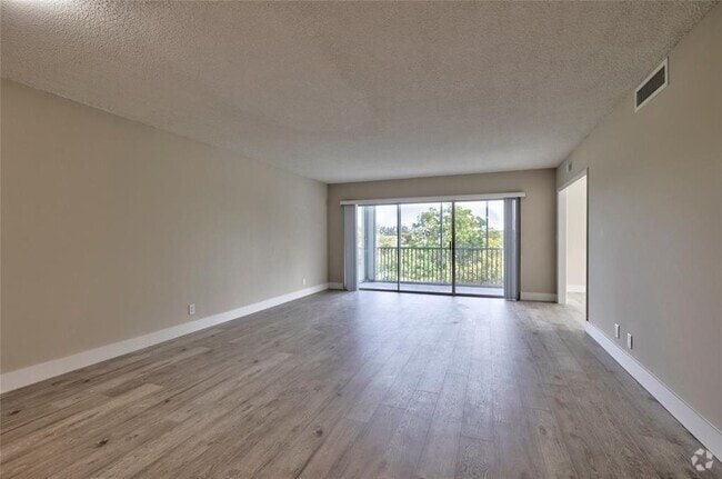 Building Photo - 2800 N Palm Aire Dr