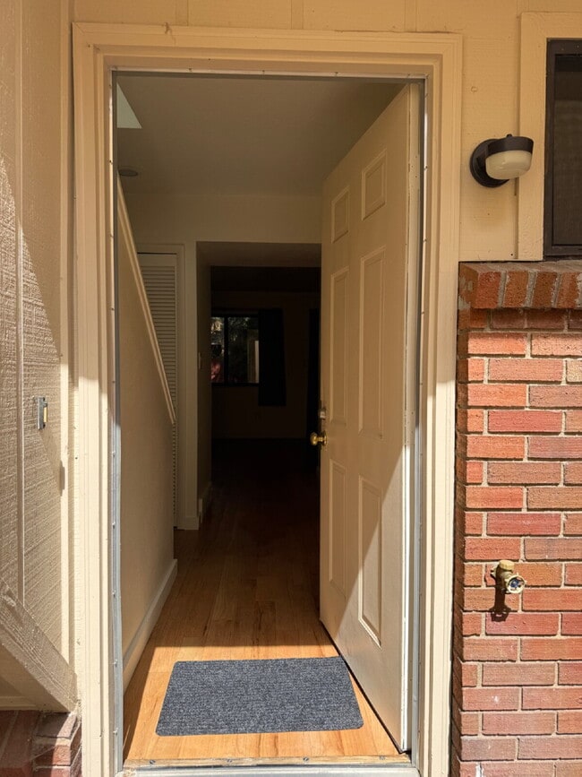Foto del edificio - Beautiful 3 Bedroom 1 Bathroom Condo Avail...