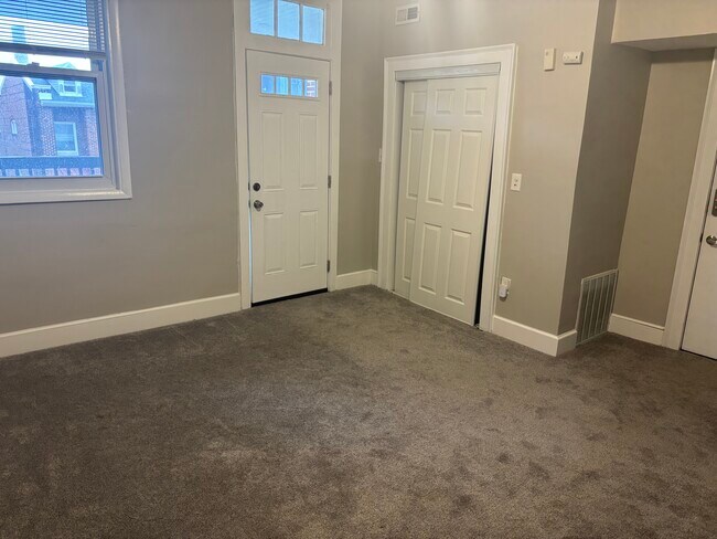 Sala de estar - 2440 Callow Ave