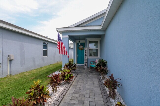 Building Photo - Stunning 4-Bedroom Home in South Fork with...