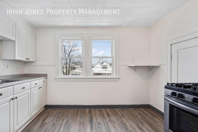 Building Photo - 2 Rowland Ave