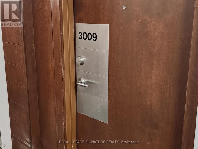 Building Photo - 310 Burnhamthorpe Rd W