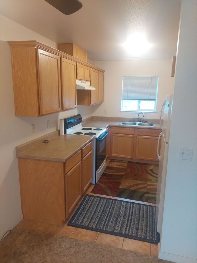 Foto del edificio - Nice unit with 2 car garage