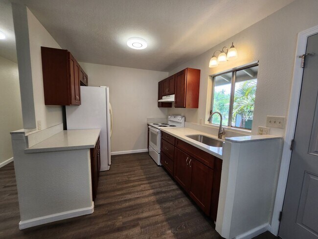 Building Photo - 2/1 Cottage in North Kihei