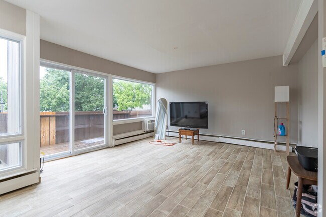 Interior Photo - 832 Packard St