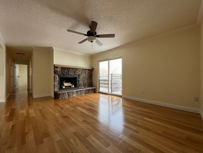 Building Photo - Light drenched 2 bed/2 bath Gunbarrel Cond...
