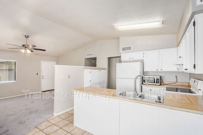 Building Photo - 832 W Laguna Dr