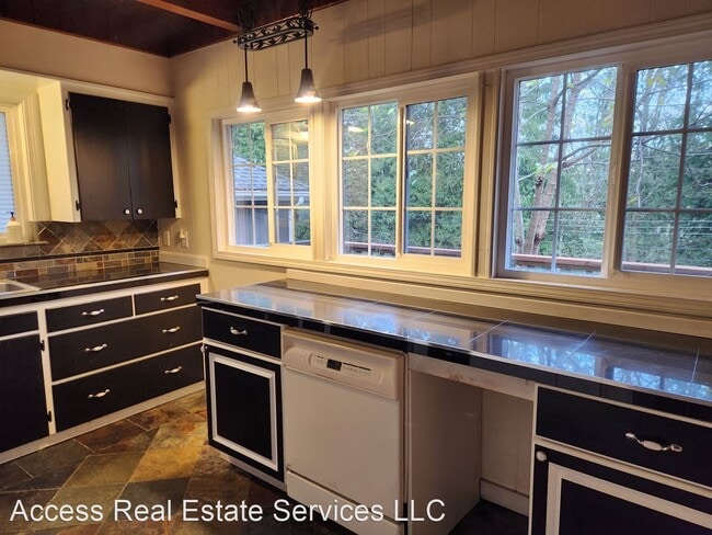Building Photo - 4 br, 2 bath House - 343 E Alder Dr