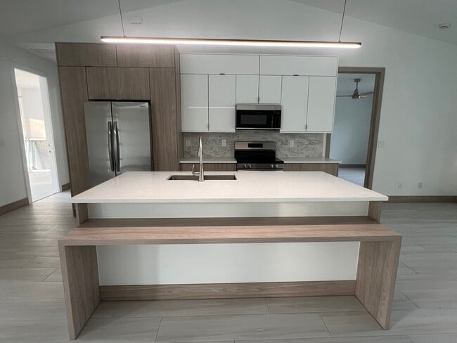 Building Photo - 1470 Henning St