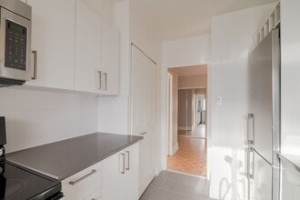 Building Photo - 4555 Av. Bonavista