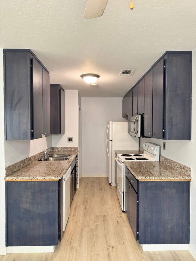 Foto del edificio - Updated and Spacious Condo near Shopping a...