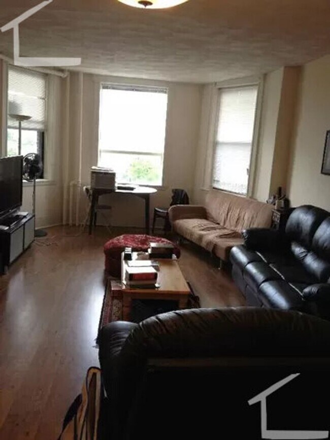 Foto del edificio - No Brokers Fee, No Security Deposit, Central Kenmore Sq. Location, Heat, Hot Water Included