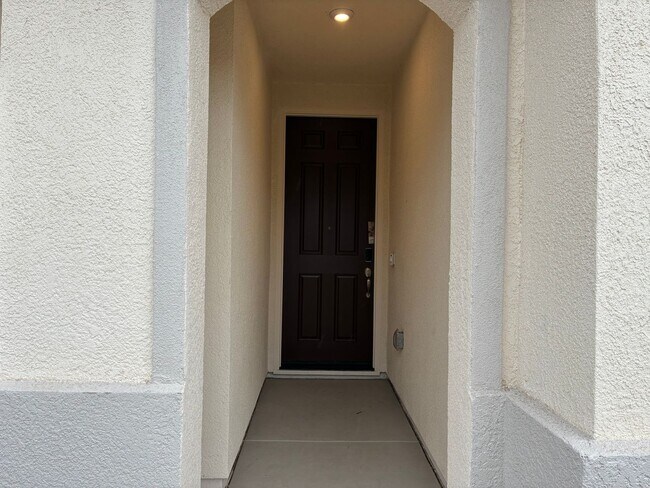 Foto del edificio - New construction in gated community with solar!